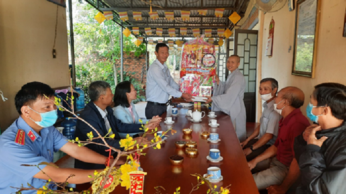 Đoàn công tác của huyện Ea H’Leo thăm, tặng quà các cơ sở tôn giáo ở xã Cư Mốt và xã Ea H’Leo